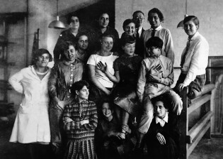 Textilklasse am Bauhaus mit Gunta Stölzl, 1927