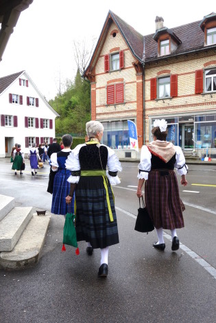 Aufmerksamkeit im Dorf, wenn sich rund 50 Trachtenträgerinnen zur Weberei begeben