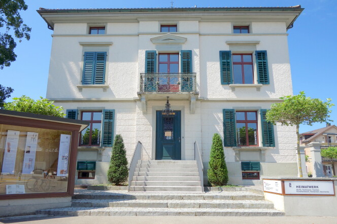 Haupteingang der Stiftung zur Erhaltung und Förderung des traditionellen Handwerks im Zürcher Berggebiet im Zentrum von Bauma (ZH)