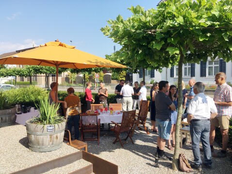 Besuchergruppe geniesst den Kaffee und Apéro im Heimatwerk Bauma