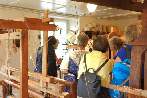 Besucherinnengruppe in der Handweberei Zürcher Oberland in Bauma (ZH)